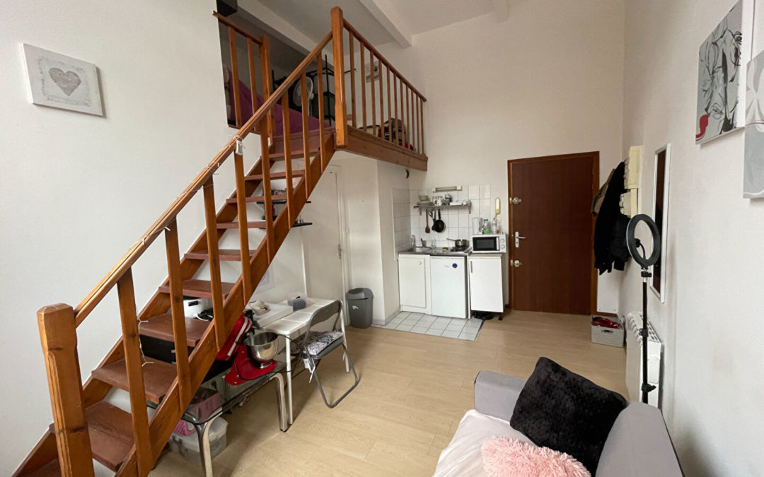 A VENDRE – Studio avec mezzanine et parking – vendu loué – CENTRE VILLE