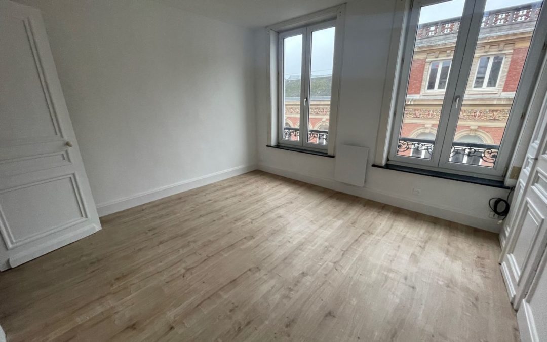 SUPERBE T1 AVEC BALCON SECTEUR REPUBLIQUE