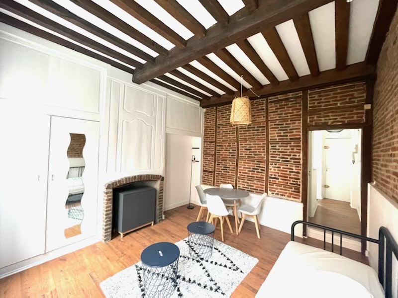 Joli studio meublé situé rue de la Monnaie dans le Vieux Lille.