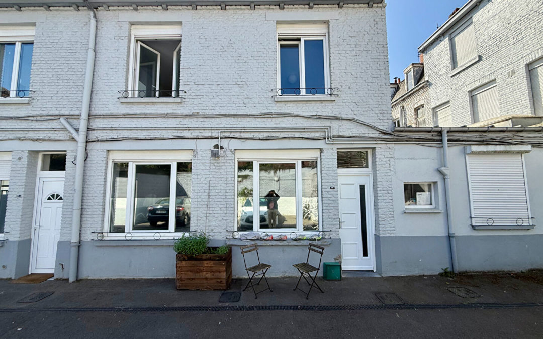 Maison de courée entièrement rénovée -2 chambres et 2 places de stationnement privatives