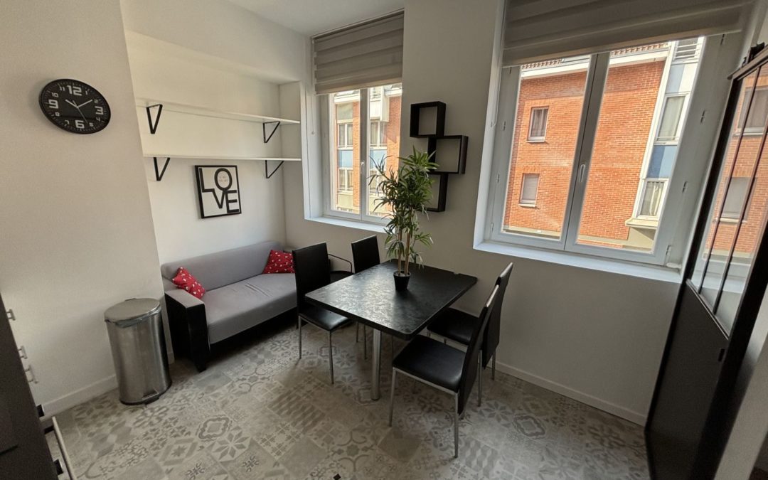 BEAU T1 BIS MEUBLE – SECTEUR CATHO/VAUBAN !