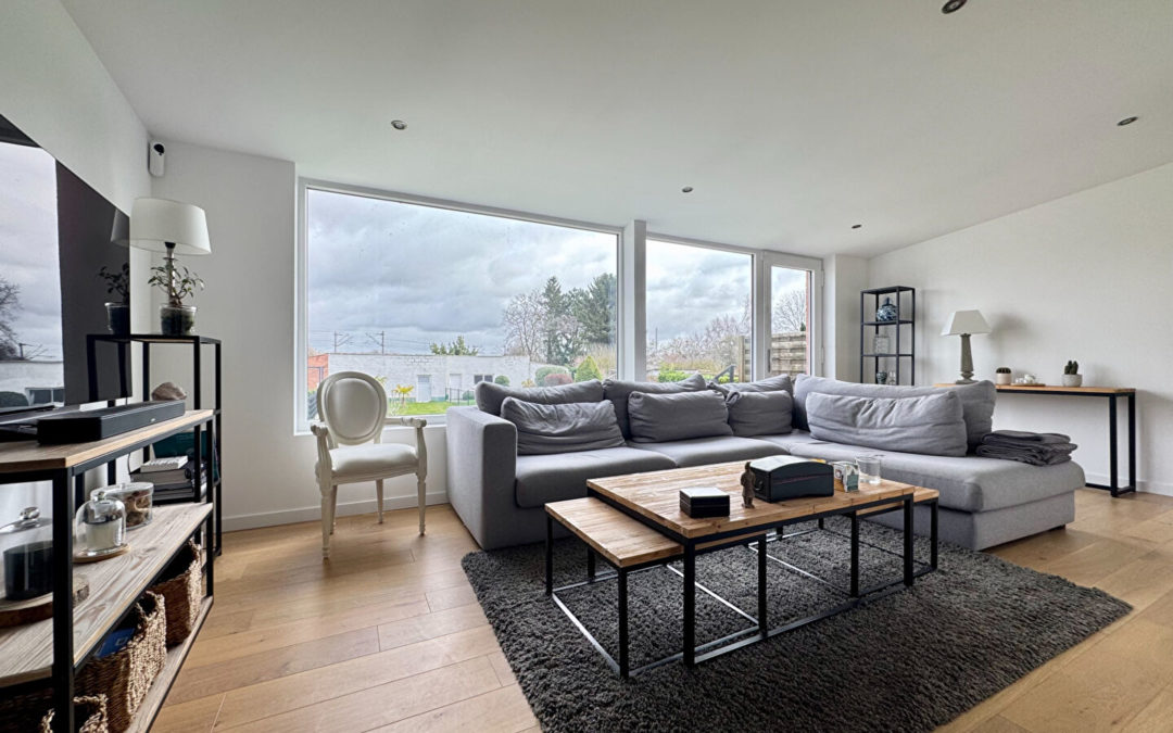 MAISON INTEGRALEMENT RENOVEE JARDIN ET GARAGES