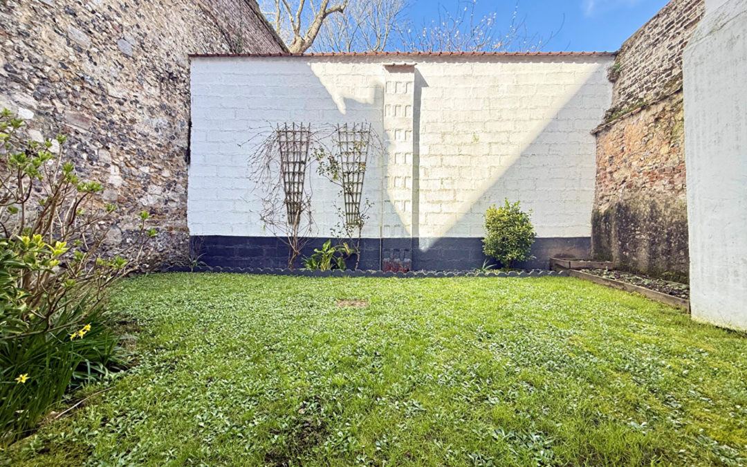 Maison rénovée avec jardin au coeur de Montreuil-sur-Mer (Ville Haute )