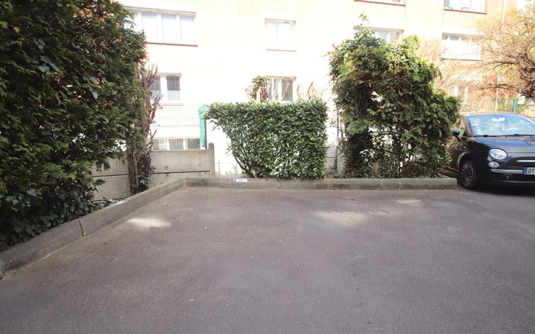 À LOUER  – Place de parking aérienne en résidence sécurisée, Rue de Solférino – LES JARDINS SAINT PAUL