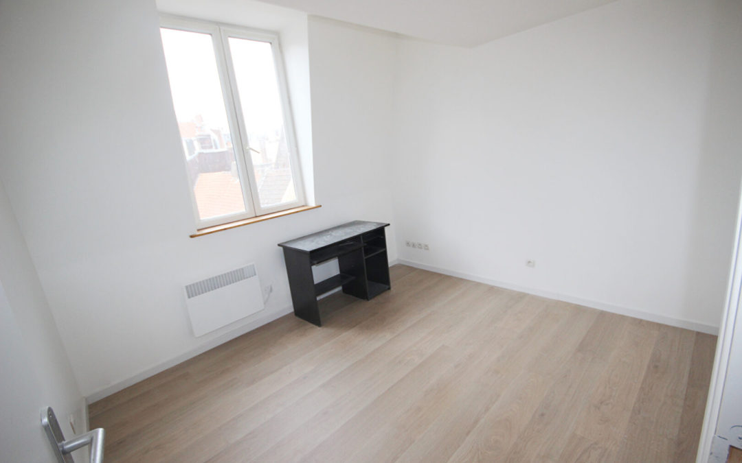 À LOUER – Studio NON MEUBLÉ de 16 m², Rue du Molinel – RÉPUBLIQUE BEAUX-ARTS