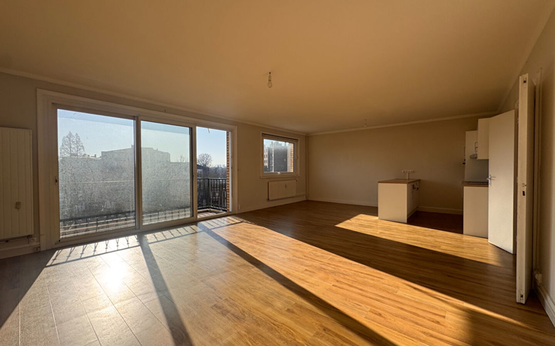 BUREAUX – CROISÉ LAROCHE AVEC BALCON ET PARKING
