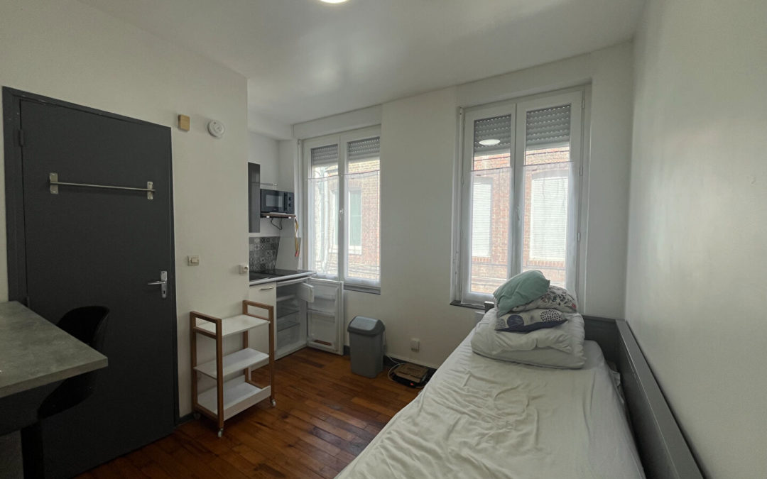 A LOUER – STUDIO MEUBLE de 10 m2 – rue Beaucourt Decouchelles – VAUBAN