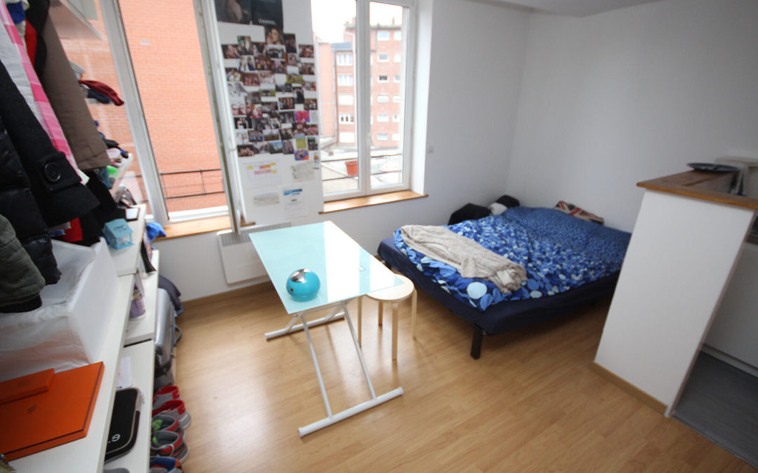 À LOUER – Studio NON MEUBLÉ de 16 m², Rue du Molinel – RÉPUBLIQUE BEAUX-ARTS